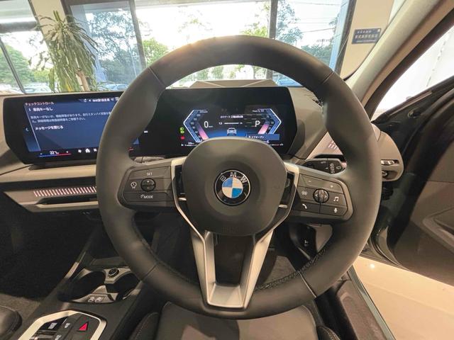 １シリーズ １２０　ハイラインパッケージ　全周囲カメラ　クリアランスソナー　オートクルーズコントロール　衝突被害軽減システム　アルミホイール　パワーシート　スマートキー　ＡＴ　盗難防止システム　ＡＢＳ　ＥＳＣ　エアコン　パワーステアリング（8枚目）