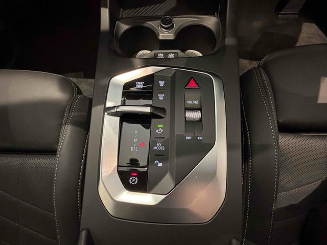 １シリーズ １２０　ハイラインパッケージ　全周囲カメラ　クリアランスソナー　オートクルーズコントロール　衝突被害軽減システム　アルミホイール　パワーシート　スマートキー　ＡＴ　盗難防止システム　ＡＢＳ　ＥＳＣ　エアコン　パワーステアリング（13枚目）