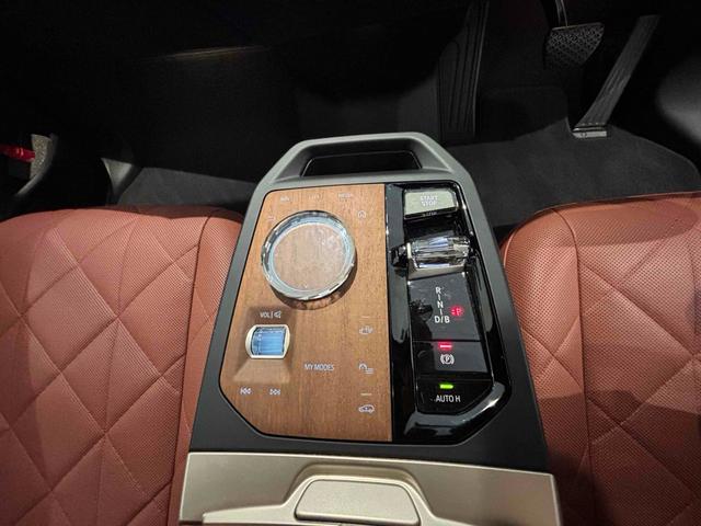 iX xDrive 50 色:ソフィストグレー 4WD 全周囲カメラ オートクルーズコントロール パワーシート 衝突被害軽減システム サンルーフ LEDヘッドランプ 電動リアゲート アルミホイール スマートキー(5枚目)