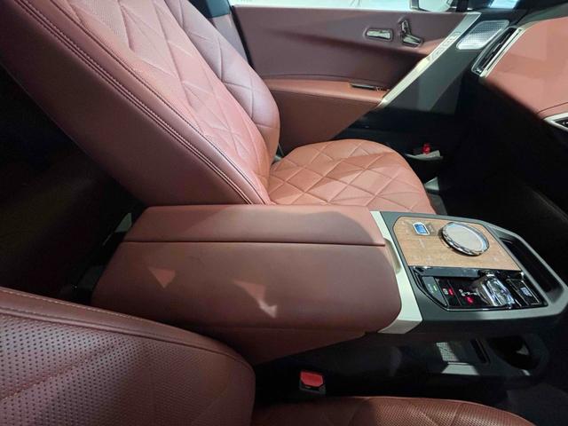 iX xDrive 50 色:ソフィストグレー 4WD 全周囲カメラ オートクルーズコントロール パワーシート 衝突被害軽減システム サンルーフ LEDヘッドランプ 電動リアゲート アルミホイール スマートキー(6枚目)