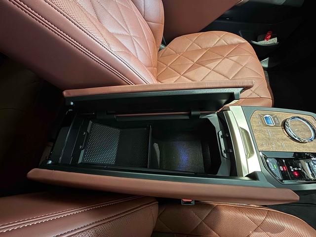 iX xDrive 50 色:ソフィストグレー 4WD 全周囲カメラ オートクルーズコントロール パワーシート 衝突被害軽減システム サンルーフ LEDヘッドランプ 電動リアゲート アルミホイール スマートキー(7枚目)