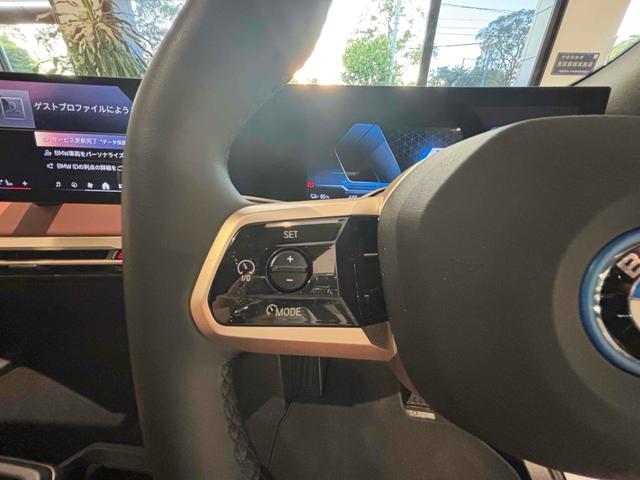 iX xDrive 50 色:ソフィストグレー 4WD 全周囲カメラ オートクルーズコントロール パワーシート 衝突被害軽減システム サンルーフ LEDヘッドランプ 電動リアゲート アルミホイール スマートキー(8枚目)