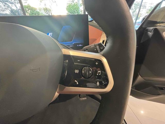 iX xDrive 50 色:ソフィストグレー 4WD 全周囲カメラ オートクルーズコントロール パワーシート 衝突被害軽減システム サンルーフ LEDヘッドランプ 電動リアゲート アルミホイール スマートキー(9枚目)