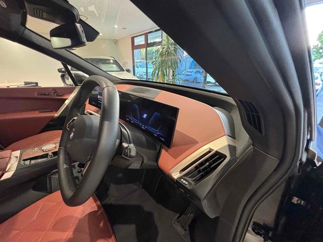 iX xDrive 50 色:ソフィストグレー 4WD 全周囲カメラ オートクルーズコントロール パワーシート 衝突被害軽減システム サンルーフ LEDヘッドランプ 電動リアゲート アルミホイール スマートキー(11枚目)