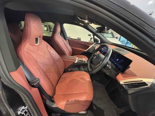 iX xDrive 50 色:ソフィストグレー 4WD 全周囲カメラ オートクルーズコントロール パワーシート 衝突被害軽減システム サンルーフ LEDヘッドランプ 電動リアゲート アルミホイール スマートキー(12枚目)