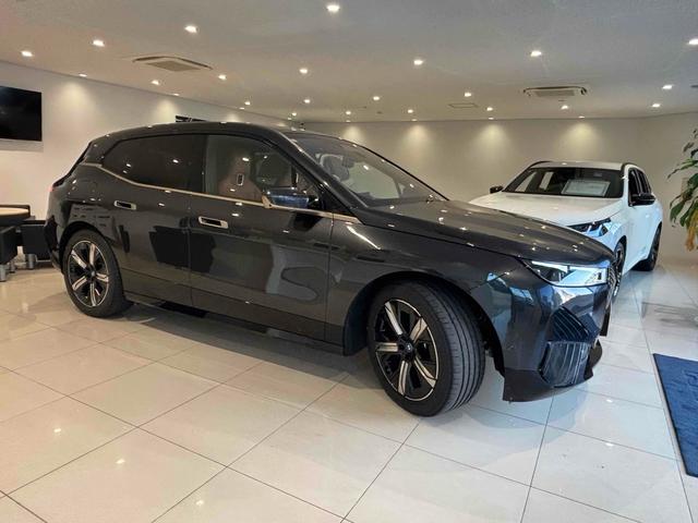 iX xDrive 50 色:ソフィストグレー 4WD 全周囲カメラ オートクルーズコントロール パワーシート 衝突被害軽減システム サンルーフ LEDヘッドランプ 電動リアゲート アルミホイール スマートキー(14枚目)