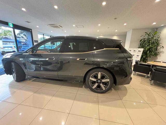 iX xDrive 50 色:ソフィストグレー 4WD 全周囲カメラ オートクルーズコントロール パワーシート 衝突被害軽減システム サンルーフ LEDヘッドランプ 電動リアゲート アルミホイール スマートキー(15枚目)