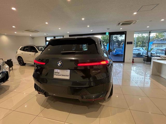 iX xDrive 50 色:ソフィストグレー 4WD 全周囲カメラ オートクルーズコントロール パワーシート 衝突被害軽減システム サンルーフ LEDヘッドランプ 電動リアゲート アルミホイール スマートキー(16枚目)