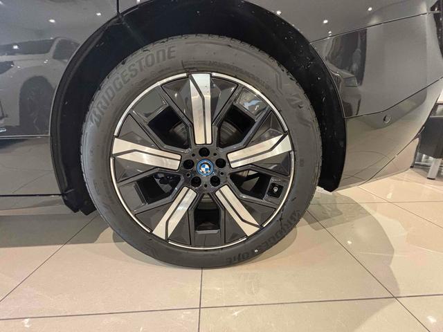 iX xDrive 50 色:ソフィストグレー 4WD 全周囲カメラ オートクルーズコントロール パワーシート 衝突被害軽減システム サンルーフ LEDヘッドランプ 電動リアゲート アルミホイール スマートキー(20枚目)