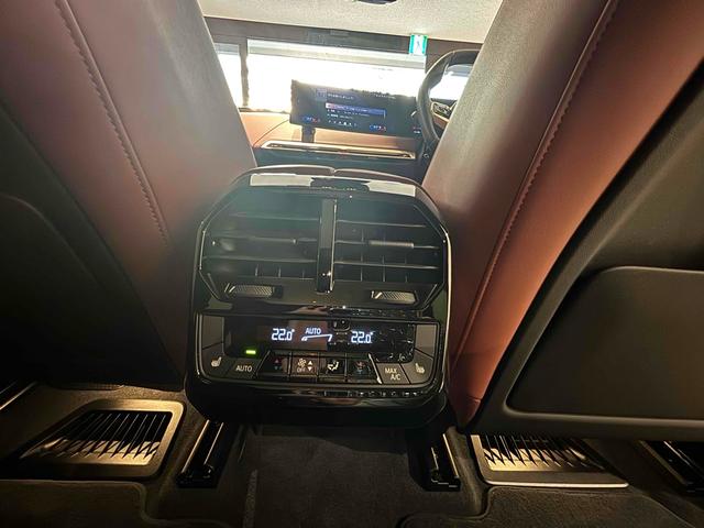 iX xDrive 50 色:ソフィストグレー 4WD 全周囲カメラ オートクルーズコントロール パワーシート 衝突被害軽減システム サンルーフ LEDヘッドランプ 電動リアゲート アルミホイール スマートキー(21枚目)