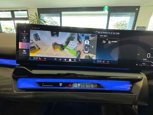 【全方位型モニター】クルマを上空から見下ろしているかのように、直感的に周囲の状況を把握できる全方位型モニター。狭い場所での駐車でも周囲が映像で確認できます。