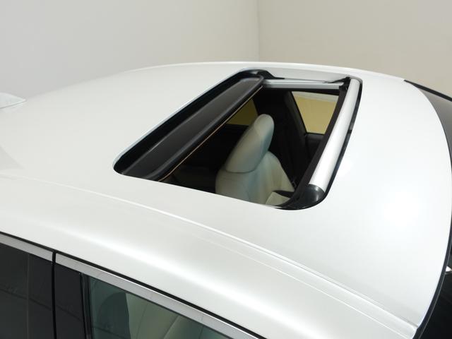 すべての座席で自然光あふれる開放的な雰囲気を演出。