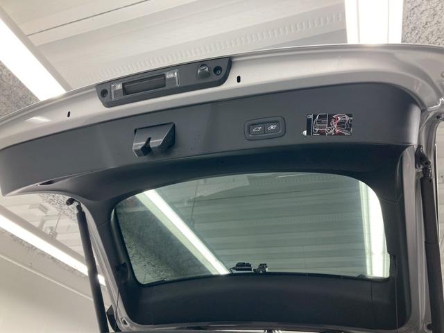 ���[�ԑO�ɁA�X�܂ɕ��݂��ꂽ�����H��ɂē_���������s���܂��B�{���{�Ԃ��n�m�����e�N�j�V�������A�f�B�[���[�Ȃ�ł͂̈��S�������񋟒v���܂��B