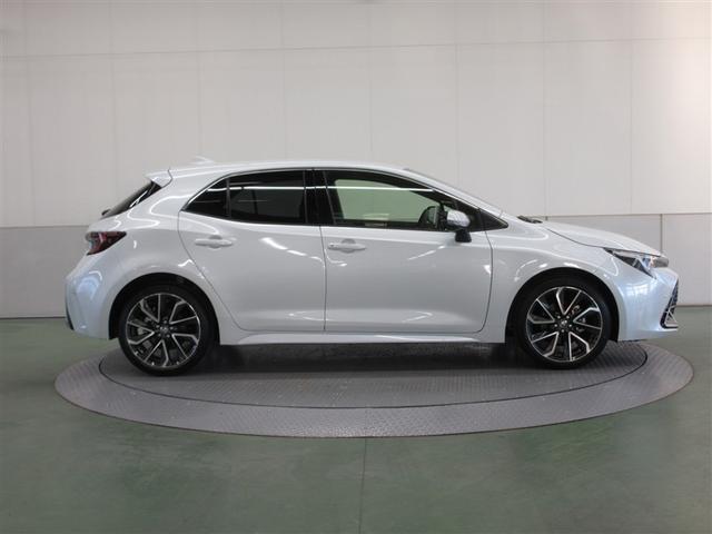 フロア前面の吸音材の設定や吸遮音材の最適配置で、会話が弾む静かな空間を実現しました。