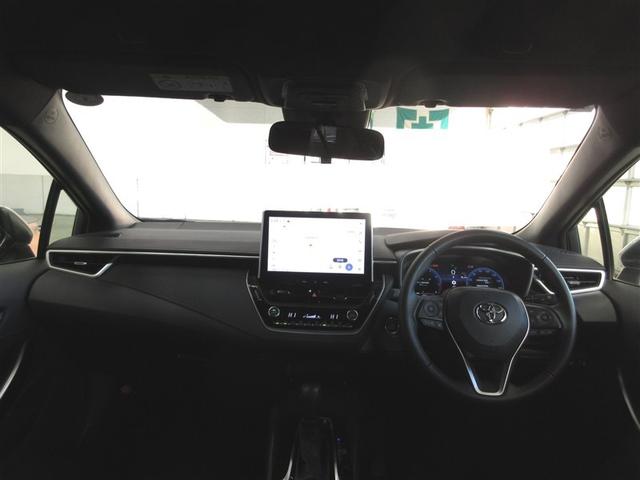 フロントピラーのスリム化とドアミラー取付位置の最適化で、優れた前方視界を確保しています。