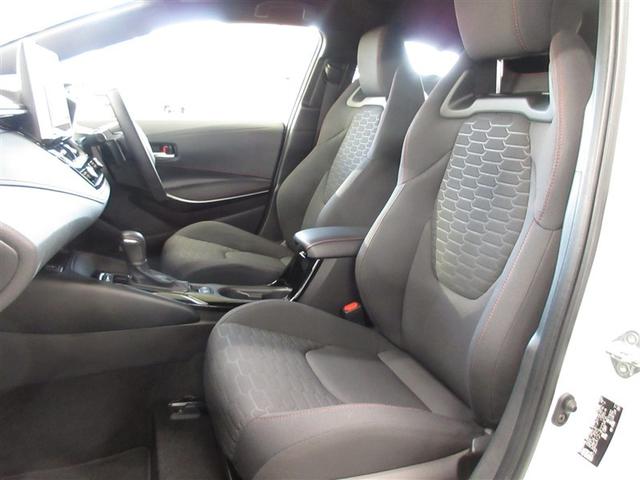 運転席は６ウェイ、助手席は４ウェイの調整が可能なフルファブリックシートです。