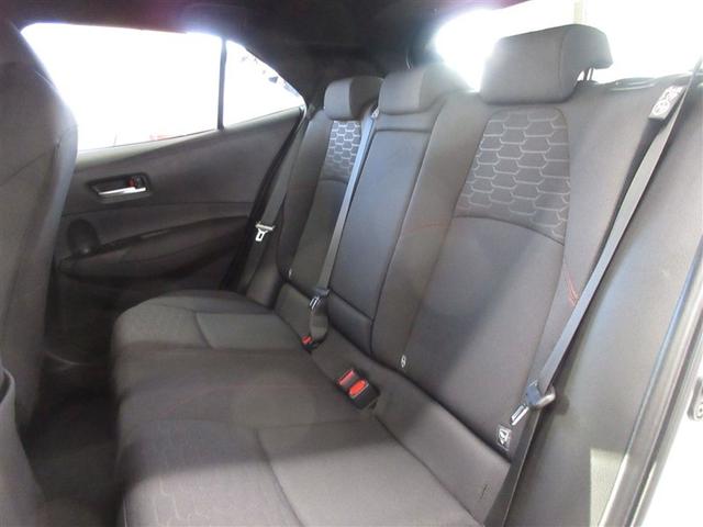 ６：４分割シートはリクライニングが可能。大型アームレストも付き長距離ドライブでも快適です。