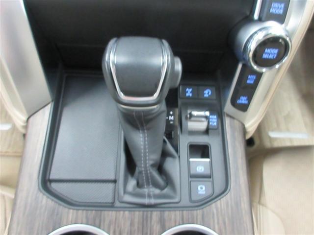 トランスミッションは１０ＡＴ。発進時を除くほぼ全域でロックアップ機構を作動させ、ダイレクトなフィーリングを実現しました。