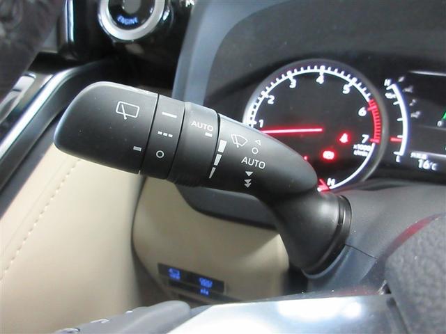 煩わしいワイパー操作を軽減する、雨滴感知式オートワイパーが付いています。