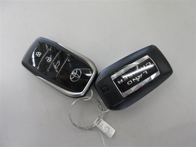 ドアハンドルでロックや解除ができるスマートエントリー。バックドアのロック操作も可能です。