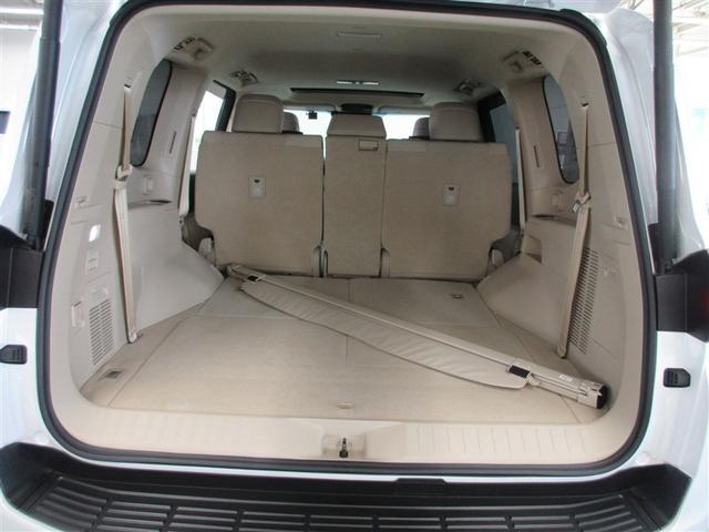 セカンドシートを折りたたみサードシートを床下に格納すれば、フルフラットのラゲージスペースが広がります。