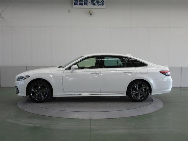 伸びやかなサイドシルエットを演出する、クラウン史上初の６ライトウィンドゥのデザインです。