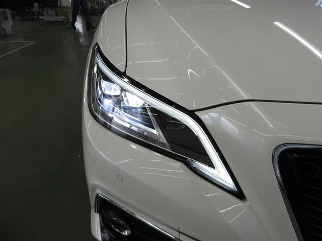 ライン発光を採用し、際立つスポーティーな眼差しの、３眼ＬＥＤヘッドランプ（ヘッドランプクリーナ付）