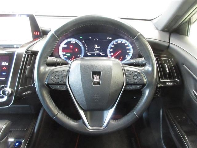 手になじむ本革素材のステアリングは、チルト＆テレスコピック調整ができます。