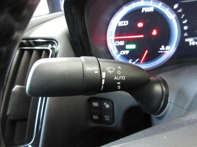 煩わしいワイパー操作を軽減する、雨滴感知型オートワイパーが付いています。