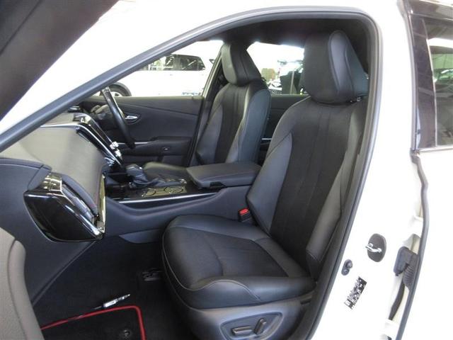 運転席は８ウェイ、助手席は４ウェイのパワーシート、運転席には腰の負担を和らげる電動ランバーサポートも。