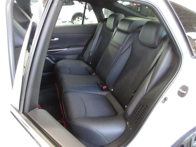 膝周りにゆとりを確保した後席は、フロントシート下の足入れスペースを拡げたことで、更なるゆとりを感じられます。