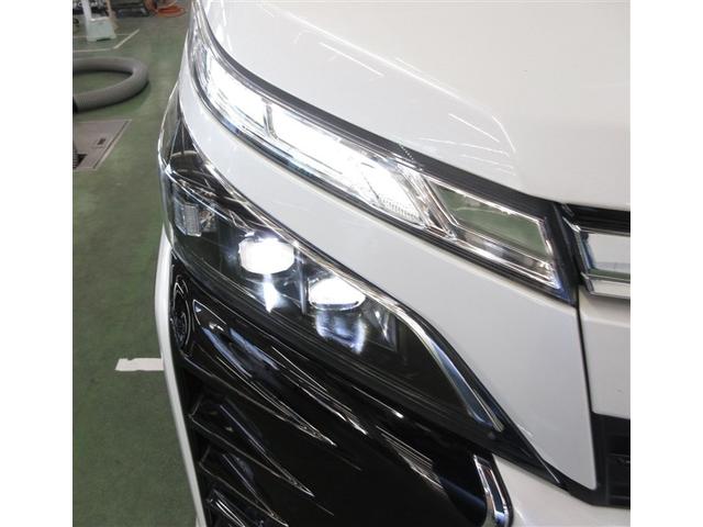 ヴォクシー ＺＳ　煌ＩＩＩ　４ＷＤ　フルセグ　メモリーナビ　ＤＶＤ再生　ミュージックプレイヤー接続可　バックカメラ　衝突被害軽減システム　ＥＴＣ　両側電動スライド　ＬＥＤヘッドランプ　ウオークスルー　乗車定員７人　３列シート（7枚目）