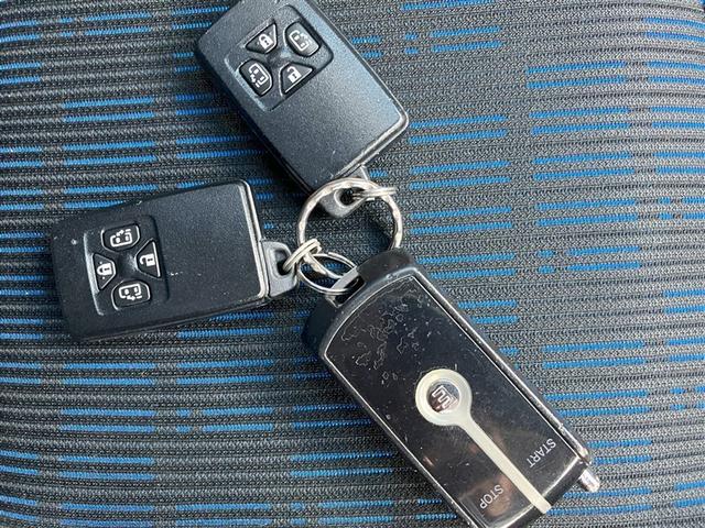 アイシス プラタナ　Ｖセレクション　４ＷＤ　バックカメラ　ＥＴＣ　両側電動スライド　ＨＩＤヘッドライト　ウオークスルー　乗車定員７人　３列シート　ワンオーナー　記録簿（9枚目）