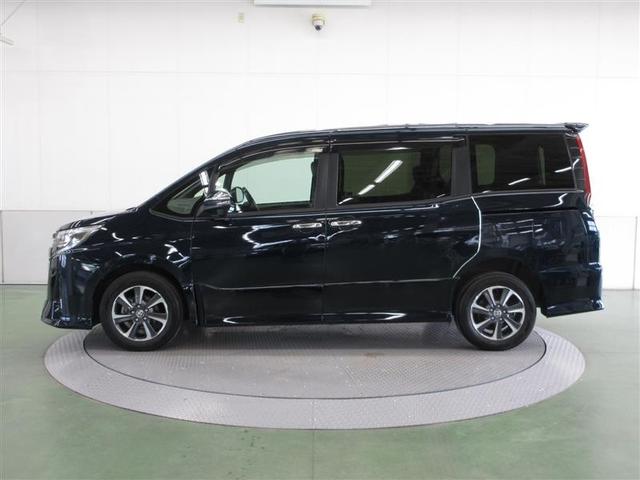 家族を乗せる助手席側スライドドアは、電動スライド式。ワンタッチでの開閉も可能です。