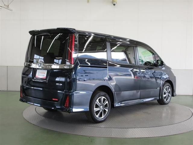 ５０センチという低い位置から大きく開くバックドア。自転車なども楽に乗せられ、腰かけるのにも、ちょうどいい高さです。