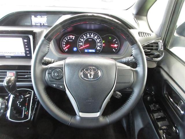 高級感ある、本革巻き＋黒木目調のステアリングです。（マルチインフォディスプレイ調節ステアリングＳＷ付）