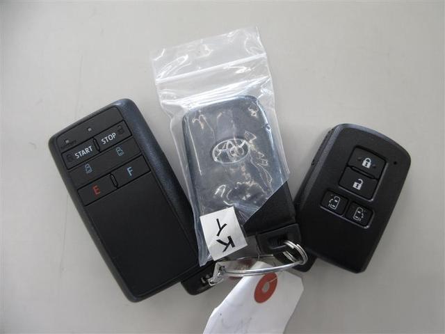 キーをバッグやポケットから出さずに、ドアハンドルで施錠・解錠ができるスマートエントリーです（パワードアコントロール付）