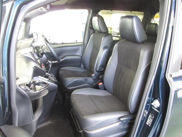 アームレストも付いでロングドライブも快適です。運転席は６ウェイ、助手席は４ウェイの調整が可能です。