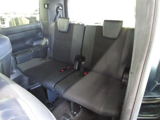 大人がゆったり座れるように設計されたサードシート。シートの下の空間に荷物を置くことができます。