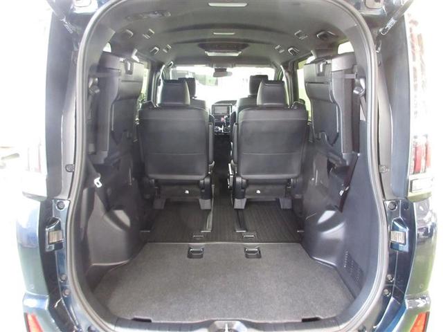 女性でも簡単に跳ね上げられるサードシート。アウトドア用品もたっぷりと、自転車も倒立状態で積み込めます。