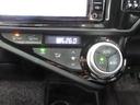 温度設定だけで後は自動制御のフルオートエアコン。電動コンプレッサー採用で、エンジン停止時にも冷房能力を維持します。