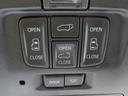 運転席・助手席両側で使いやすい、オーバーヘッドの両側パワースライドドア操作スイッチです。