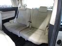乗車人数や荷物にフレキシブルに対応できる、5:5分割スペースアップ機能付サードシート。