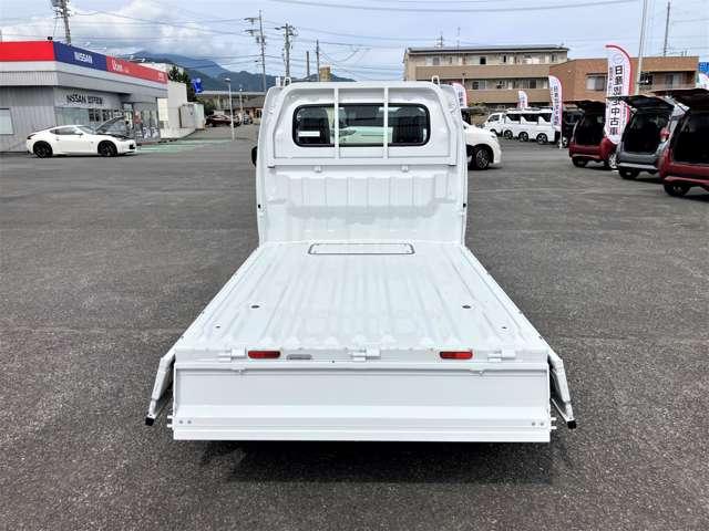 ＮＴ１００クリッパートラック ６６０　ＤＸ　セーフティ　パッケージ　４ＷＤ　４ＷＤ　エマ－ジェンシ－ブレ－キ　車線逸脱警報　インテリジェントエマージェンシーブレーキ　パワーウィンドウ　キーレスエントリー　禁煙車　助手席エアバッグ　切替式４ＷＤ　車線逸脱警報　エアバッグ　エアコン　ＡＢＳ　パワーステアリング（13枚目）