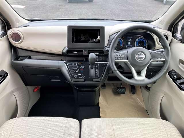 運転席からの視界が左右に広く隅々まではっきりと見えます！クルマの前端も把握しやすく安心です！