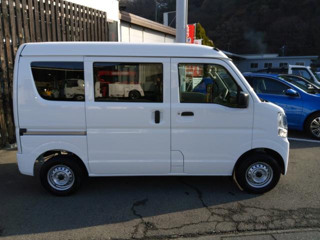 エブリイ PAリミテッド 4WD(パートタイム・2WD・AUTO・LOCKモード切替式)CVT デュアルカメラブレーキサポート安全装置装着 車線逸脱警報 後方障害物ソナーセンサー オートライト&ハイビーム 届け出済み未使用車(6枚目)