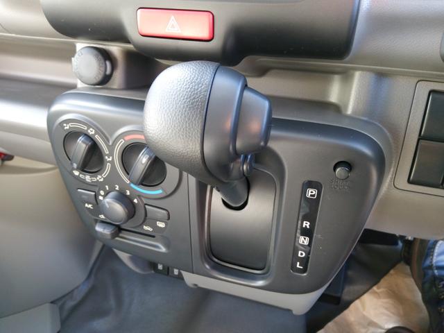 エブリイ PAリミテッド 4WD(パートタイム・2WD・AUTO・LOCKモード切替式)CVT デュアルカメラブレーキサポート安全装置装着 車線逸脱警報 後方障害物ソナーセンサー オートライト&ハイビーム 届け出済み未使用車(25枚目)