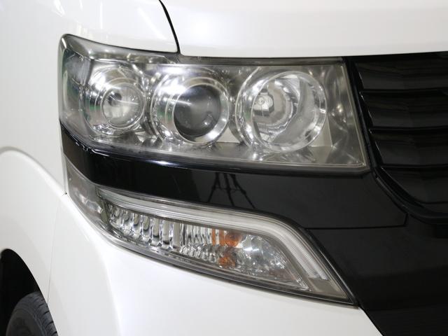 夜間や雨天時も明るく照らすディスチャージヘッドライトです。