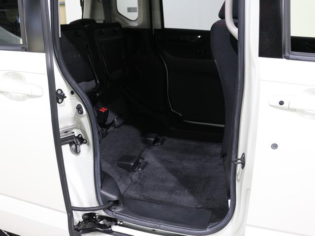 後席を跳ね上げれば高さのある物も積めます。