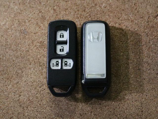 スマートキーです。キーを携帯しているだけで、ドアロックの開閉やエンジンの始動が可能で便利です。